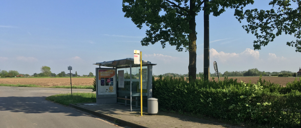 Bushokje op een landelijke plaats in Vlaanderen, gelegen aan velden
