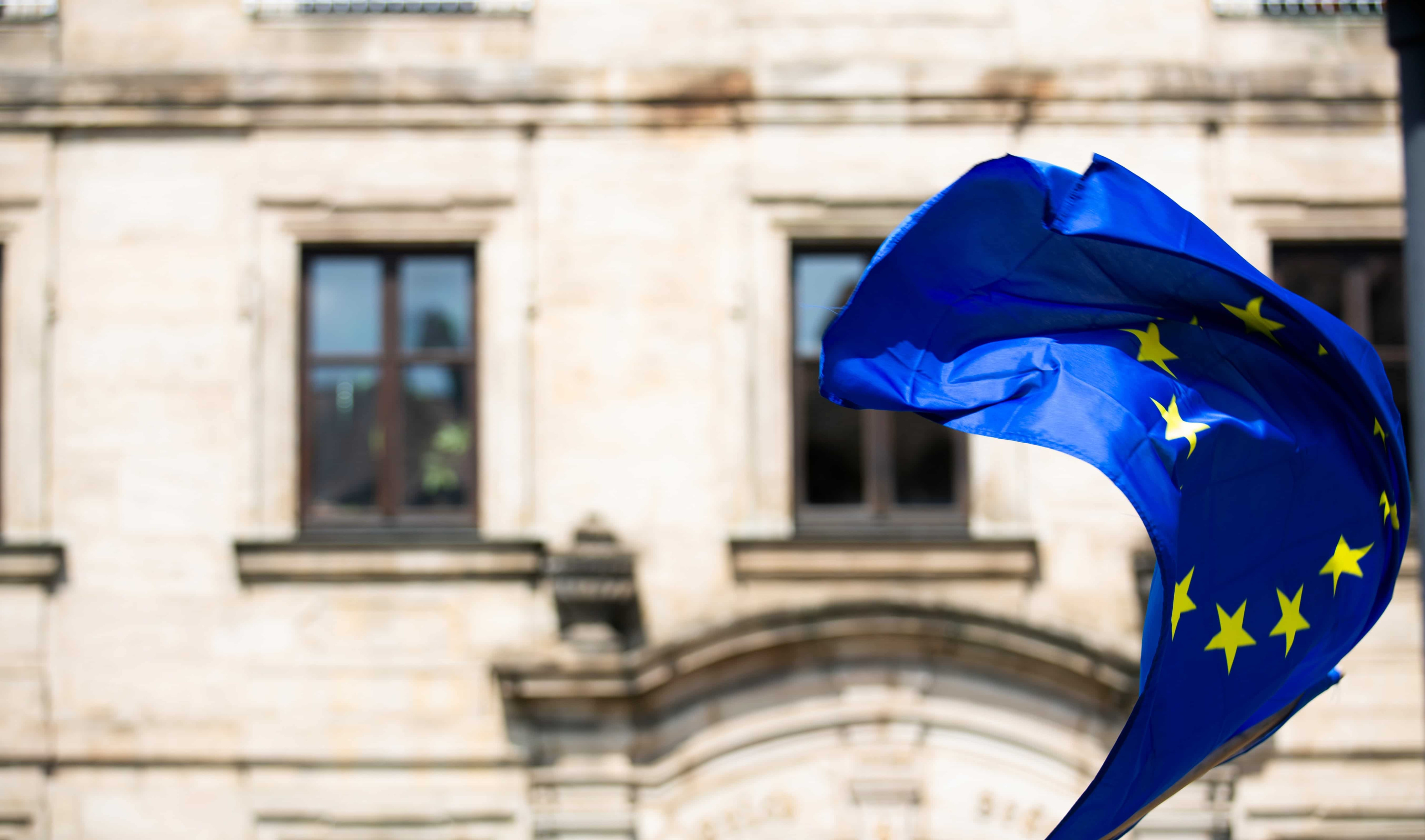 Wapperende Europese vlag voor gebouw