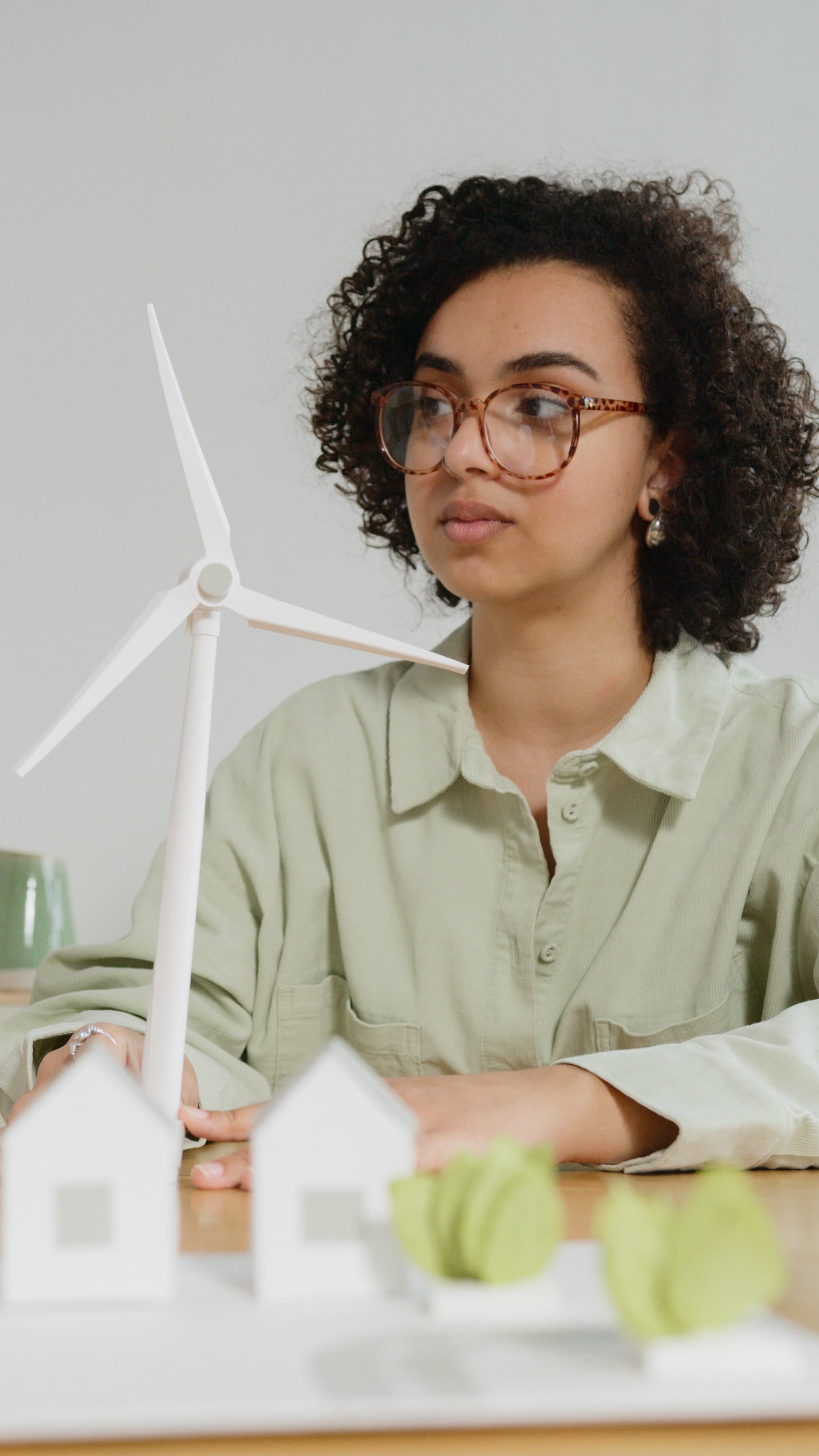 Dame voor miniatuurversie windmolen en huisjes