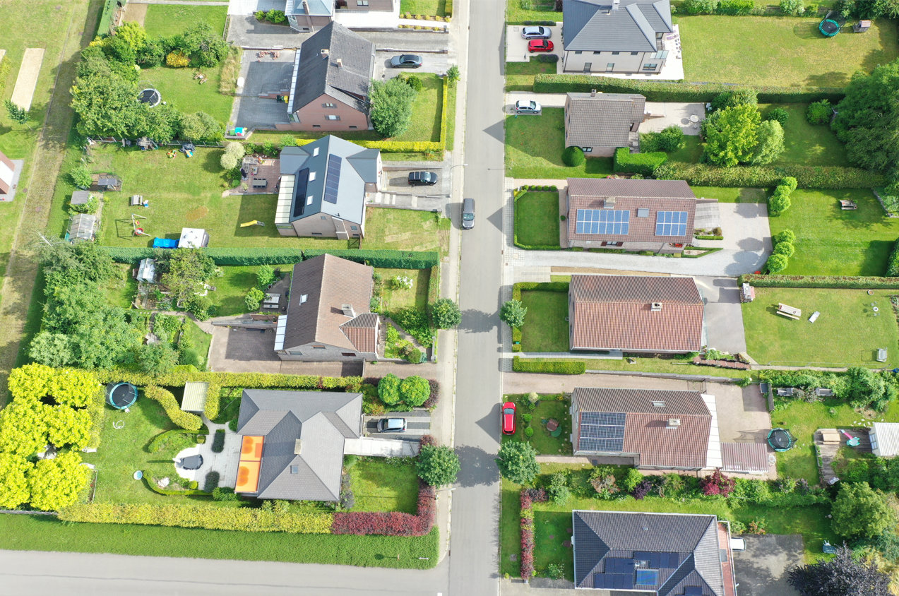 Dronebeeld lintbebouwing in Vlaanderen