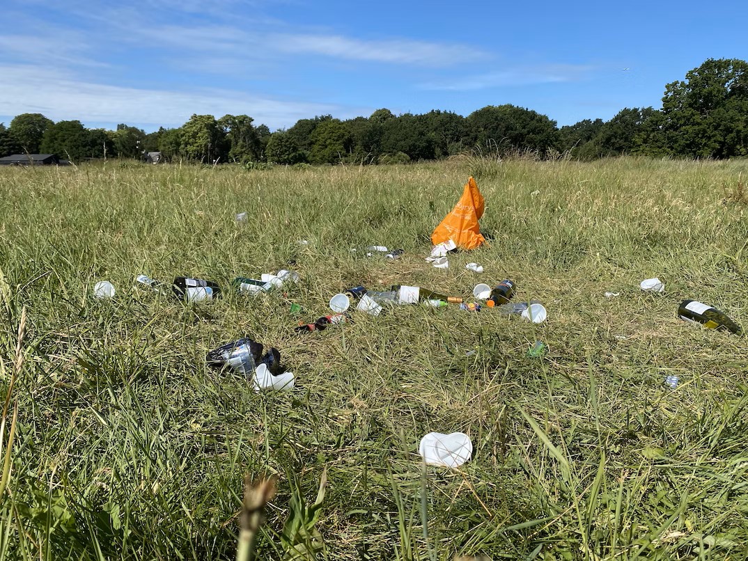 zwerfvuil op grasland