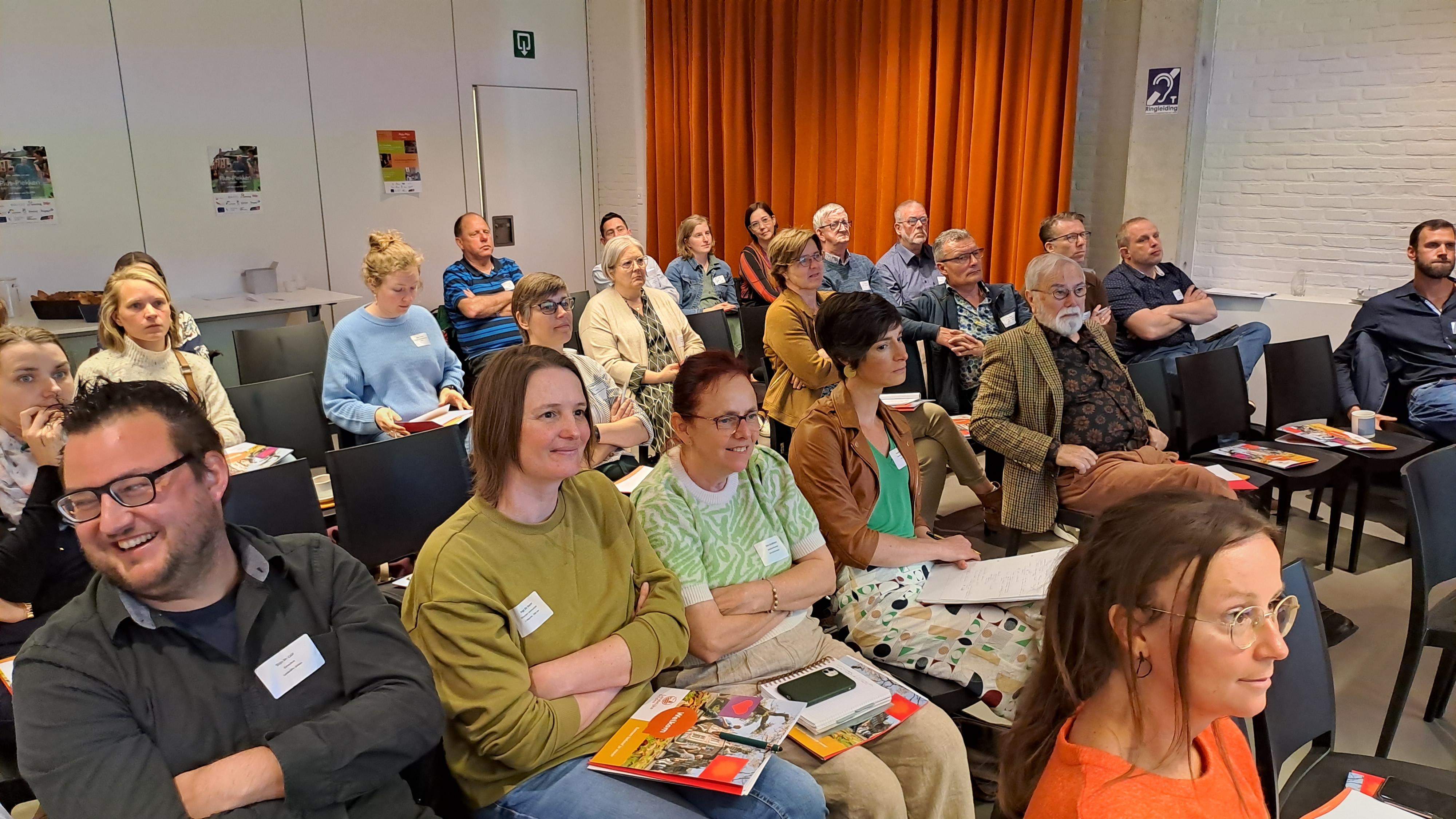 foto van publiek tijdens studiedag plus-plekken