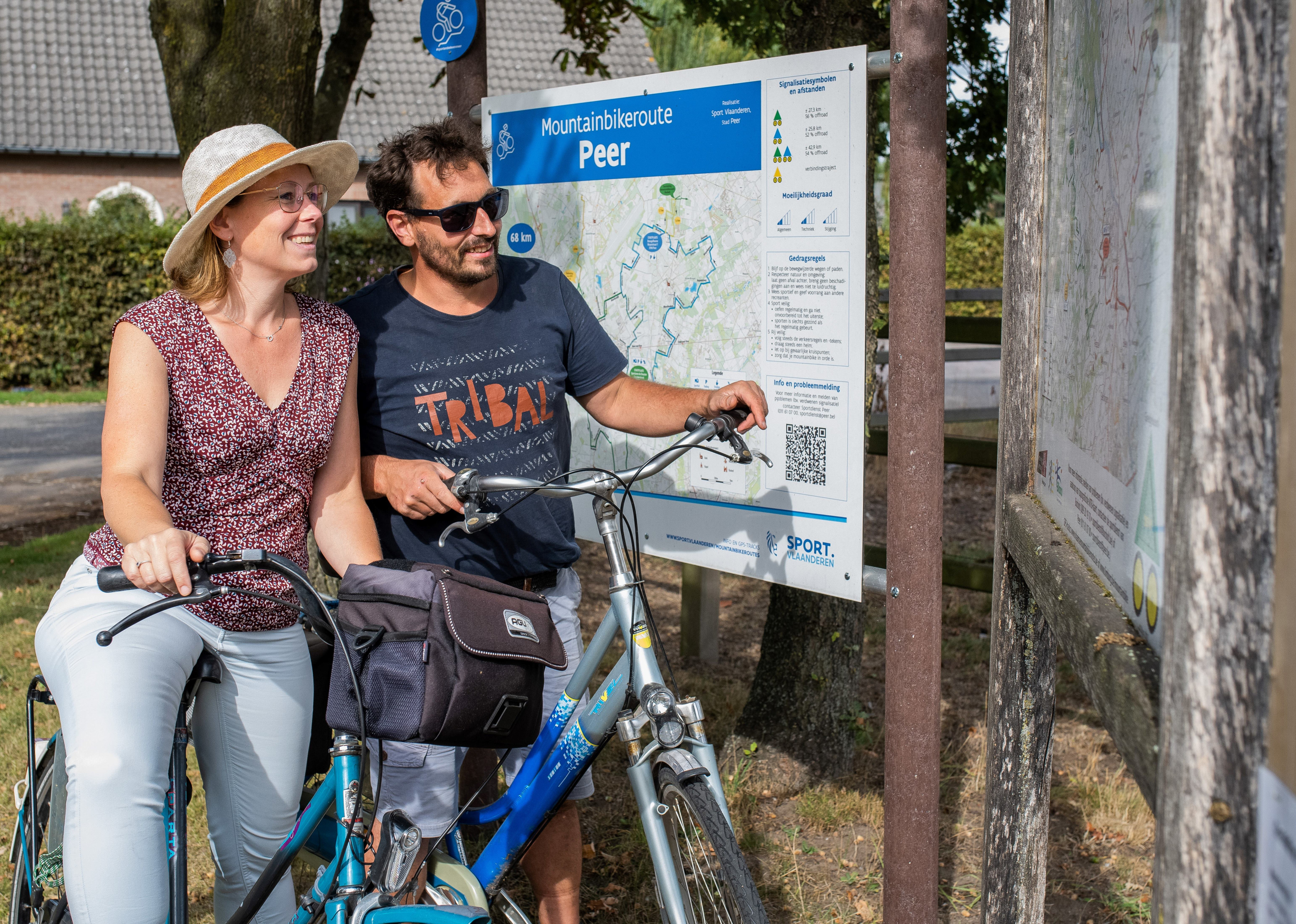 Nationale Streekzoektocht 2023 Peer foto gezin bord