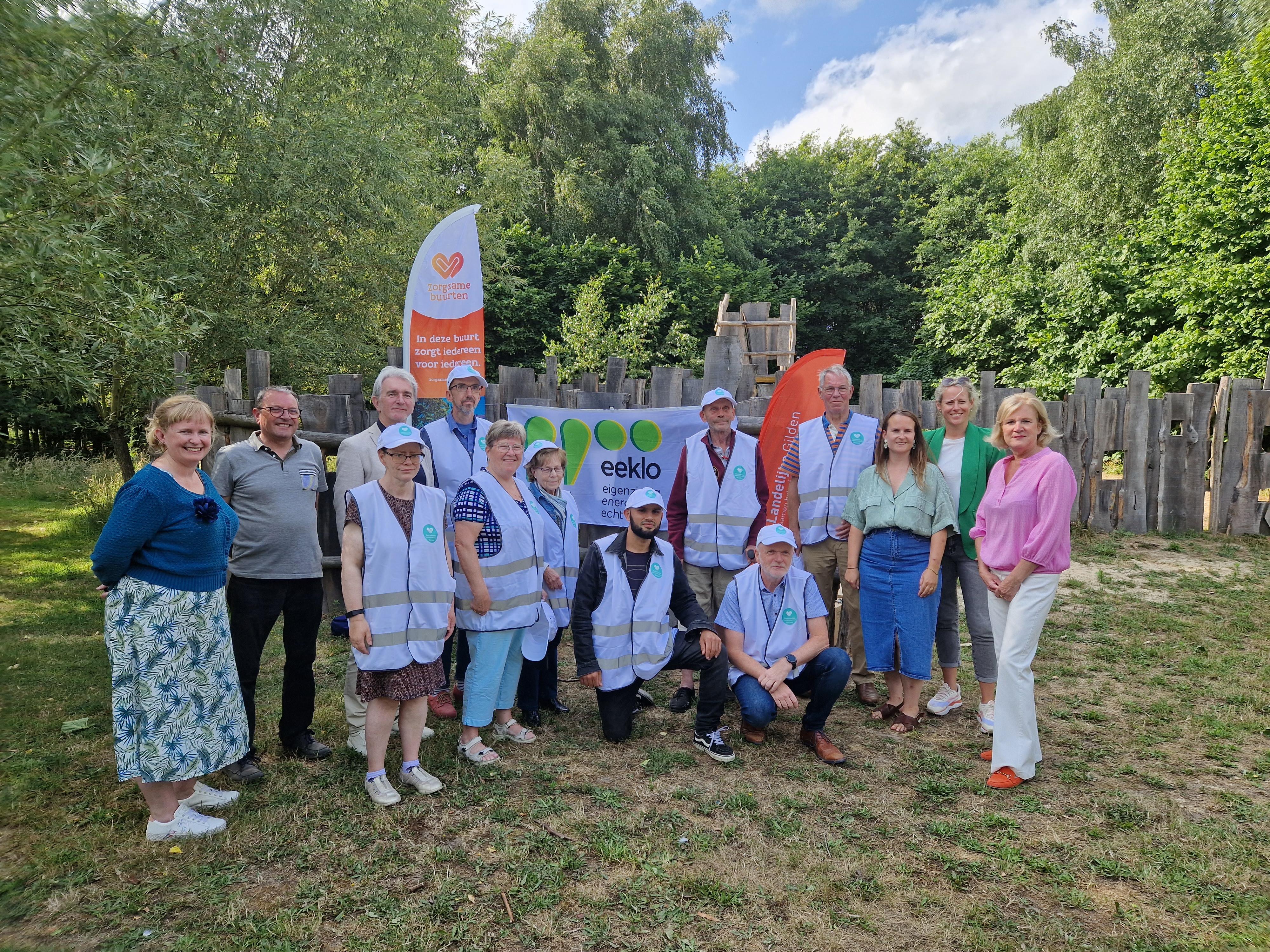 Groep mensen die samen meetjeslandse straatmabassadeurs lanceren