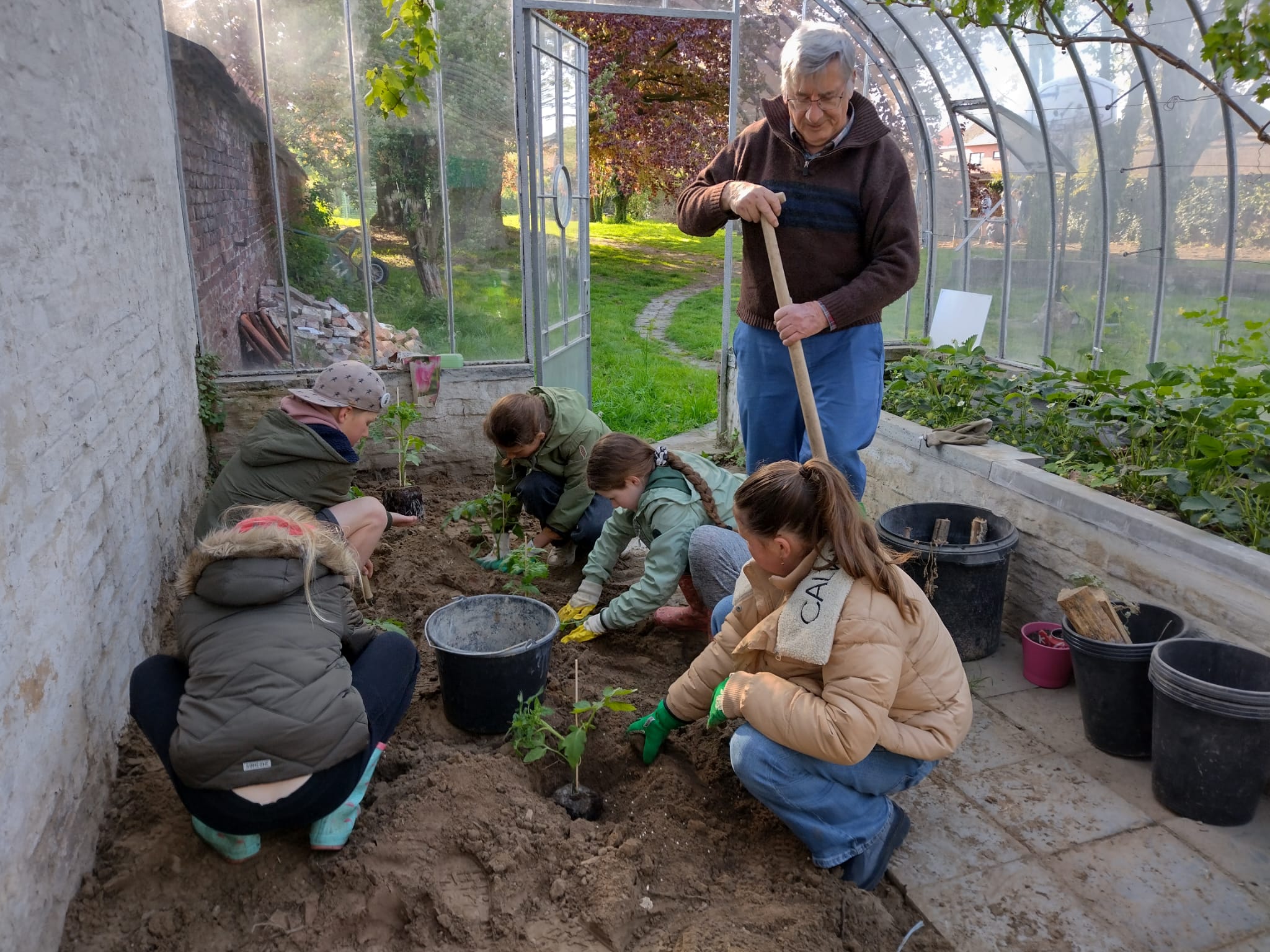 Samen bezig in de schooltuin