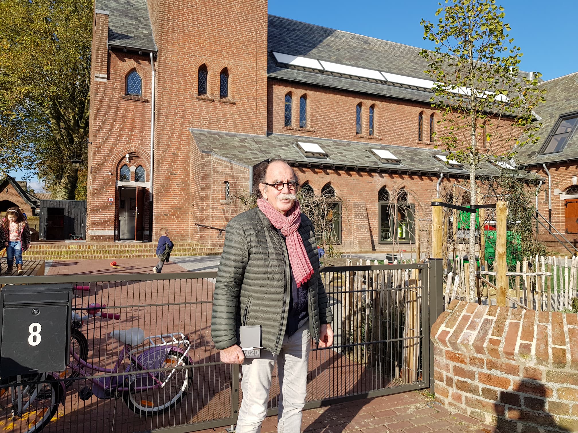 Piet Verhoeven voor kerk Esbeek