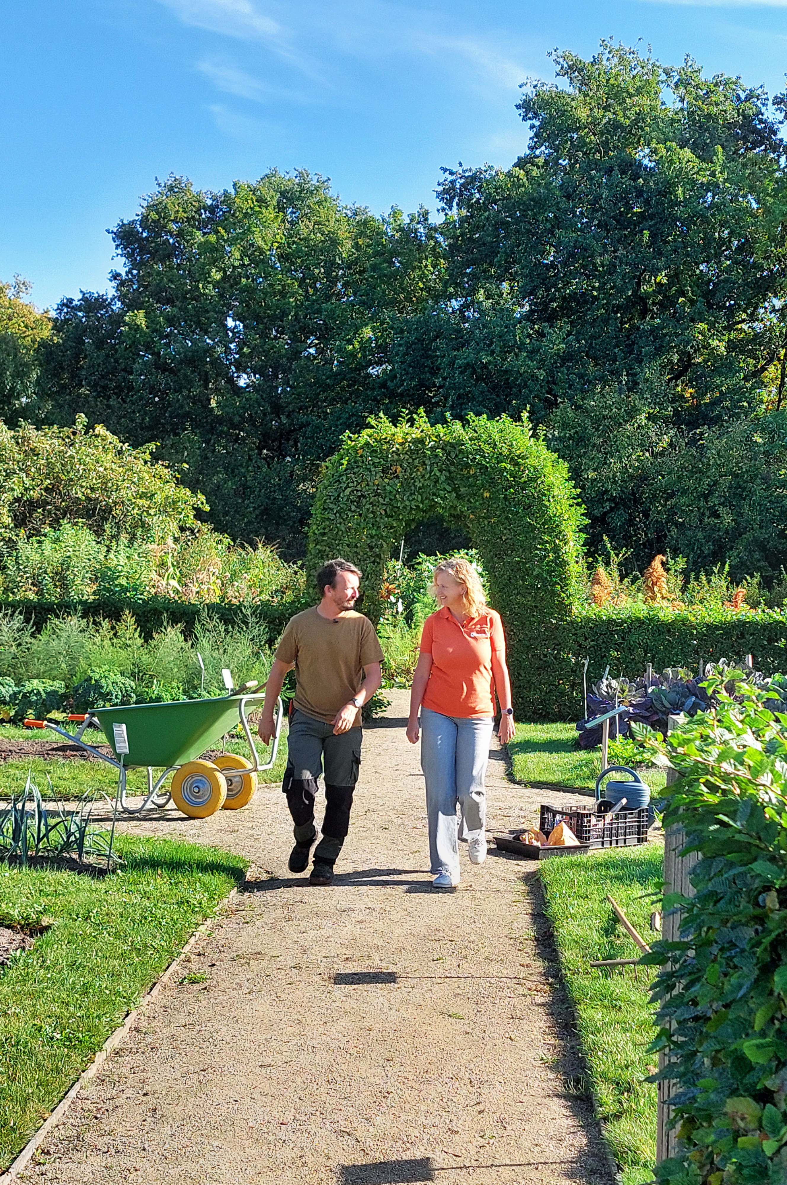 Kris en Tinneke wandelen in de tuin
