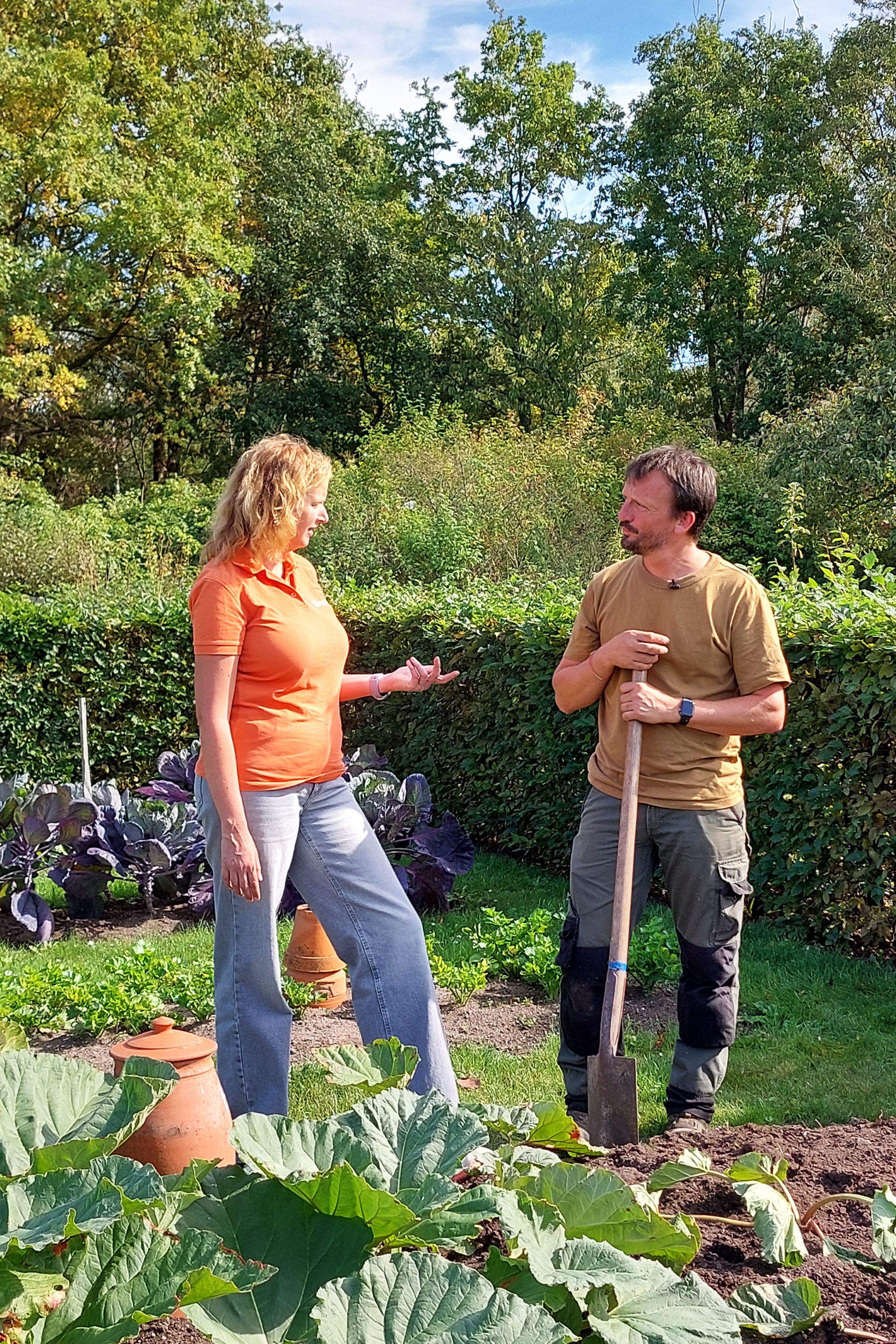 Tinneke en Kris in gesprek in de moestuin